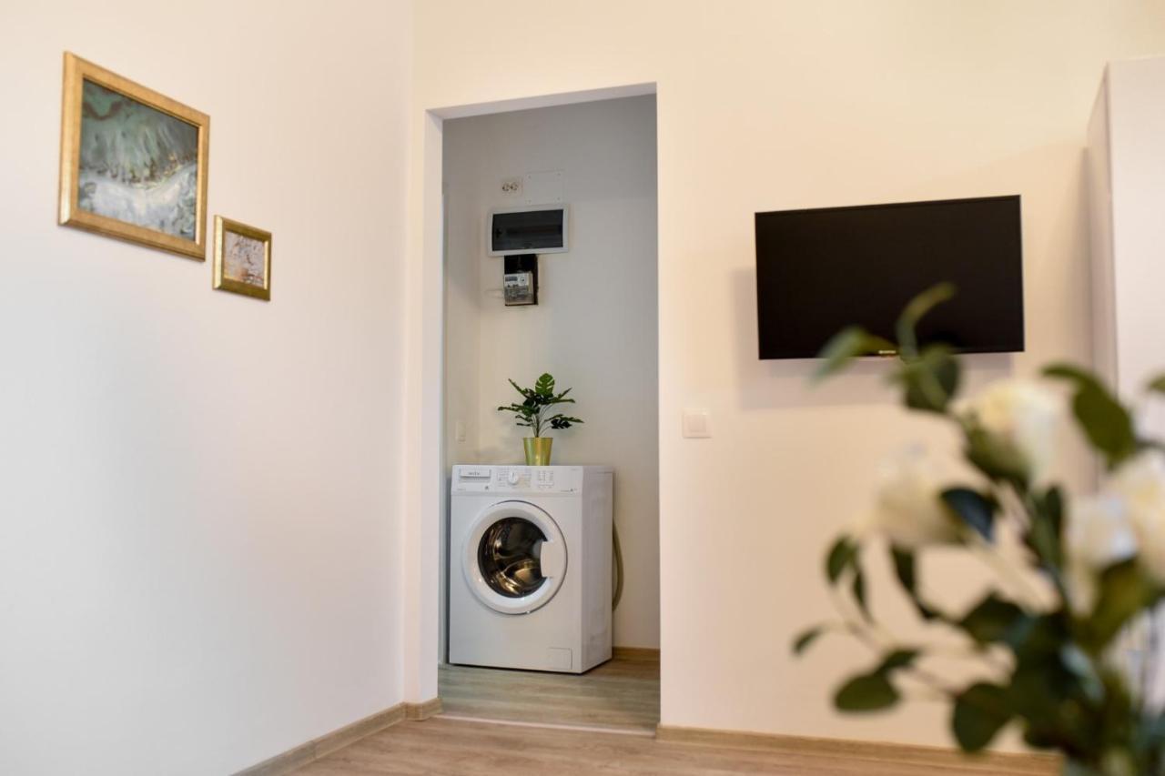 Cozy 1br Escape - With Charming Balcony Near Universitate Apartment *