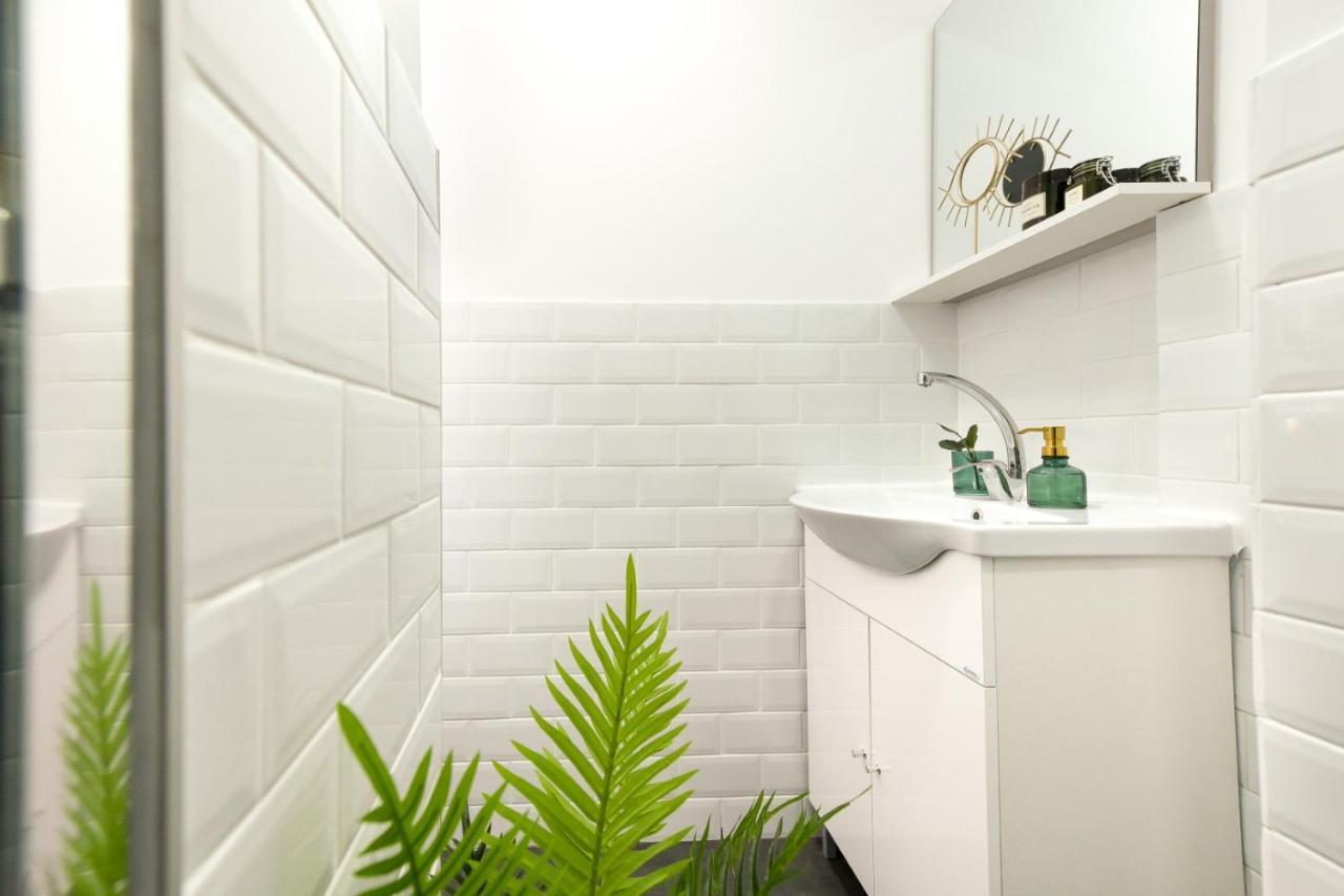 Cozy 1br Escape - With Charming Balcony Near Universitate Apartment Bucharest