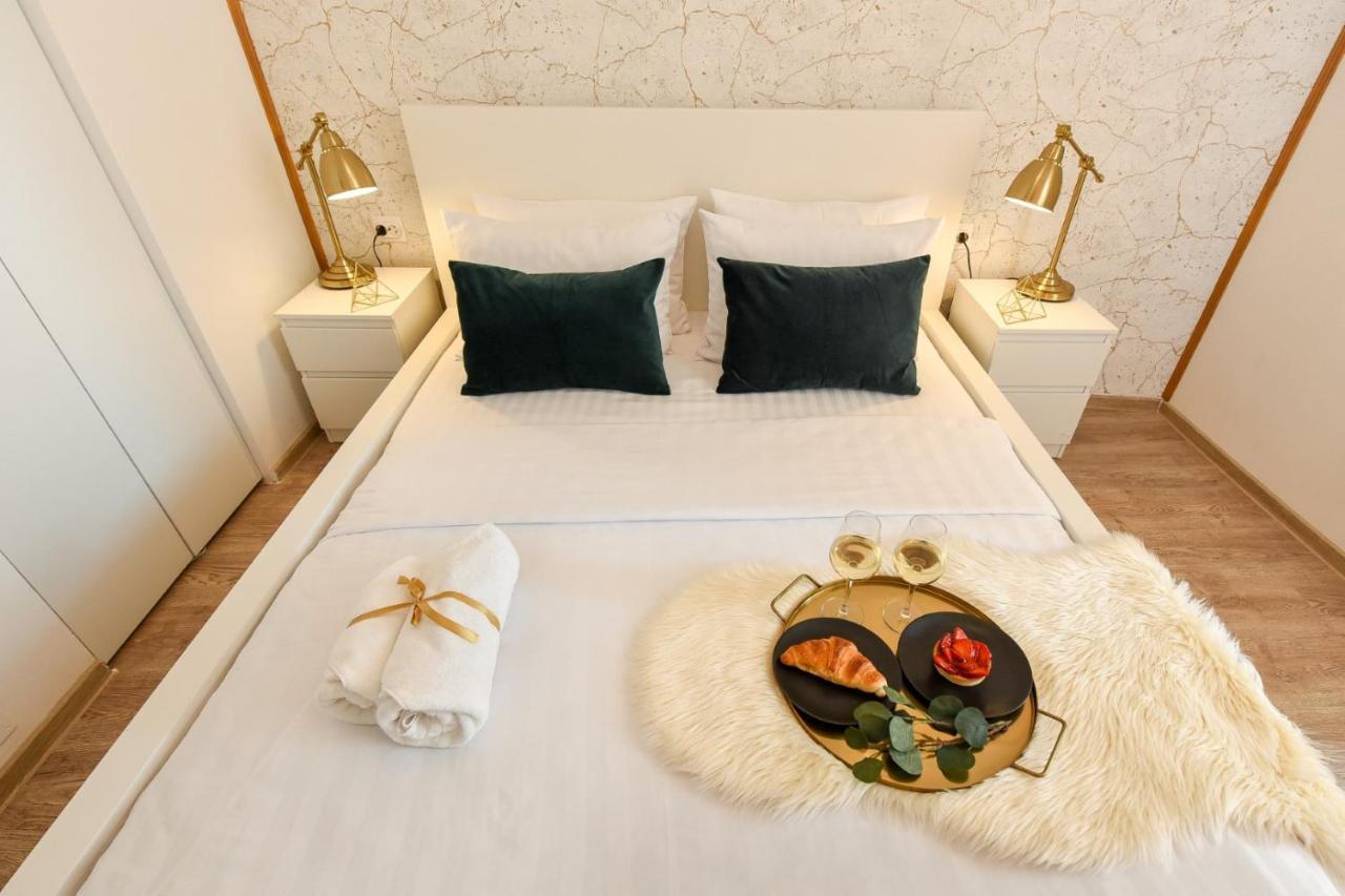 Cozy 1br Escape - With Charming Balcony Near Universitate Apartment *