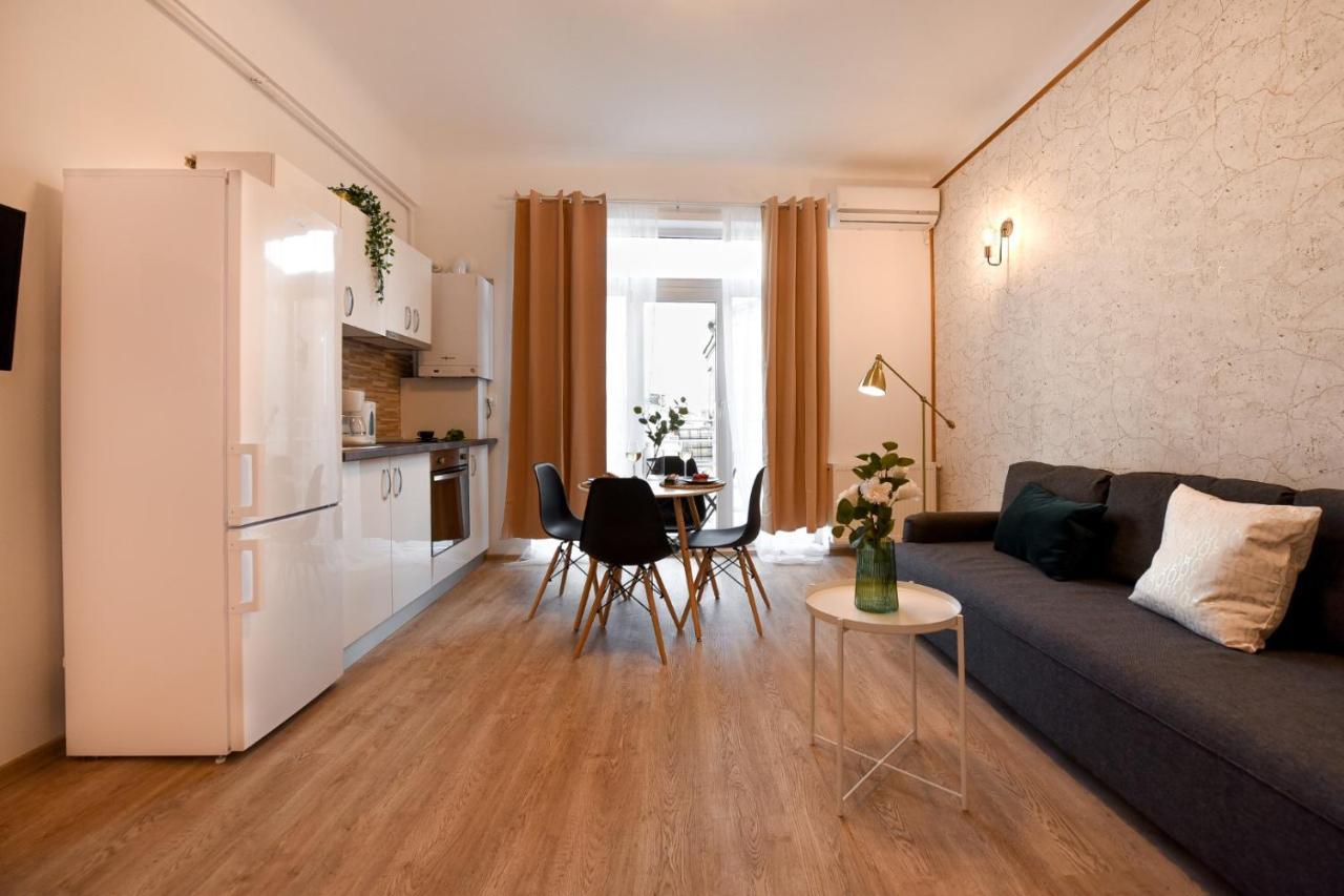 Cozy 1br Escape - With Charming Balcony Near Universitate Apartment *