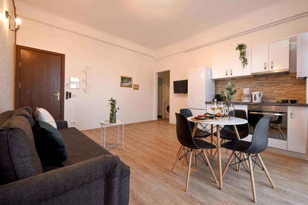 Cozy 1br Escape - With Charming Balcony Near Universitate Apartment