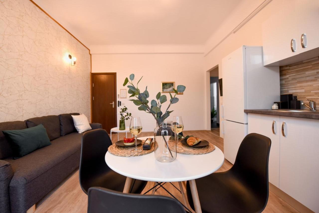 Cozy 1br Escape - With Charming Balcony Near Universitate