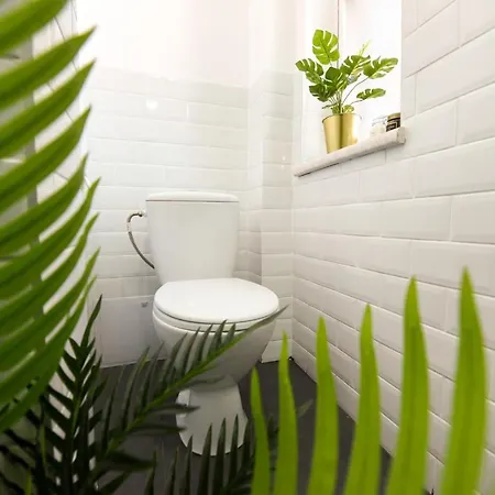 Cozy 1Br Escape - Apartment With Charming Balcony Near Universitate Bucharest Exterior photo