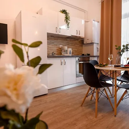 Cozy 1Br Escape - Apartment With Charming Balcony Near Universitate Bucharest Exterior photo