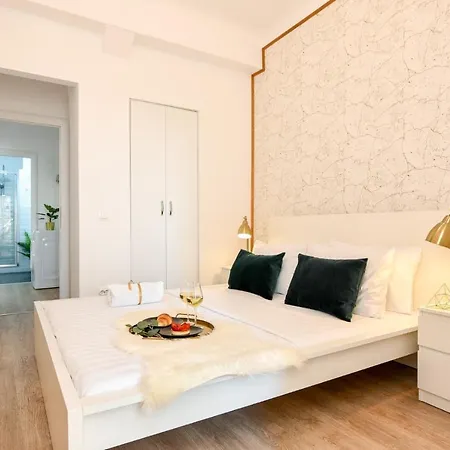 Cozy 1Br Escape - Apartment With Charming Balcony Near Universitate Bucharest Exterior photo