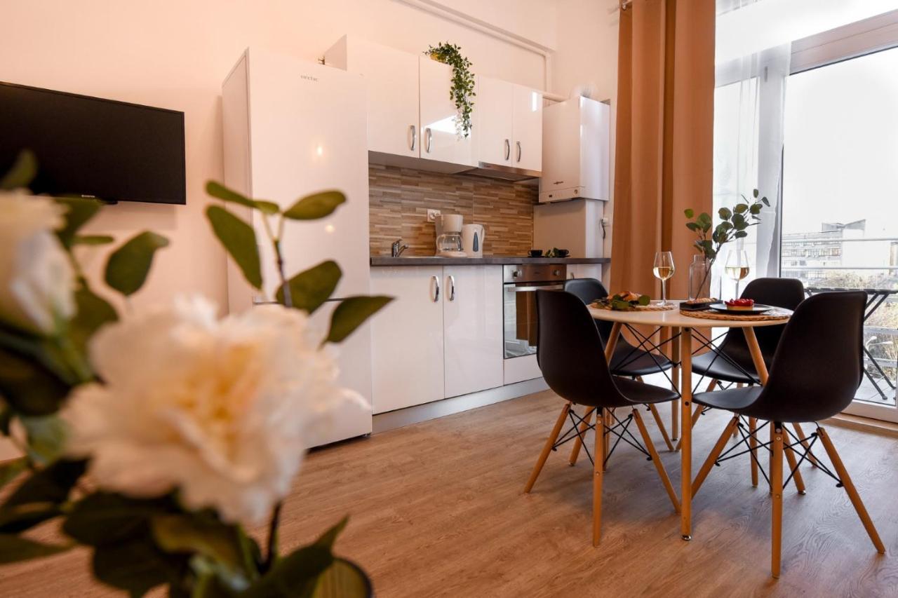 Cozy 1br Escape - With Charming Balcony Near Universitate